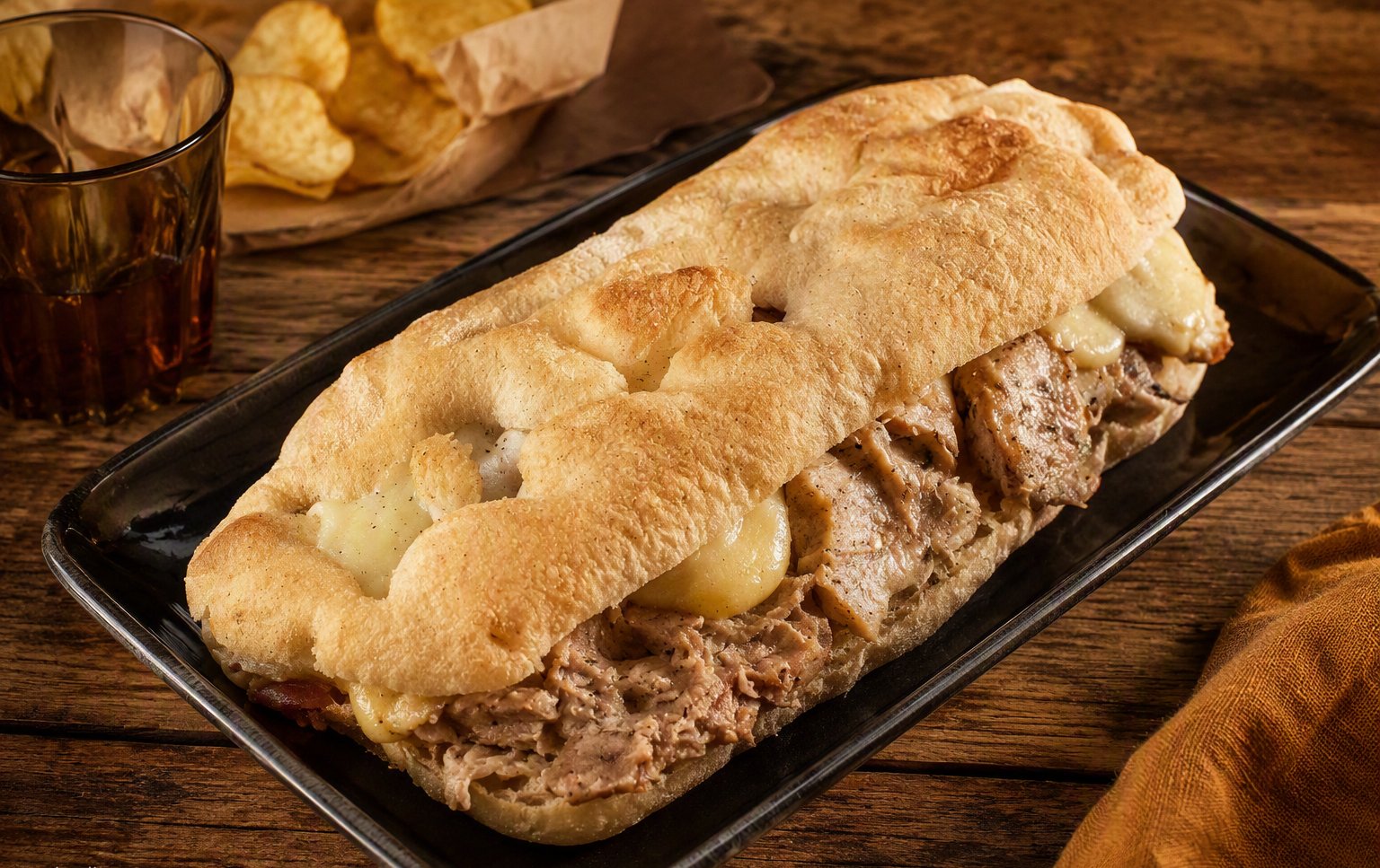 Focaccia Divina con porchetta e mozzarella di bufala