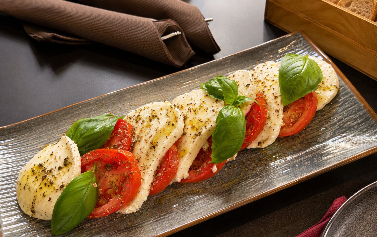 Caprese con mozzarella di bufala DOP e basilico